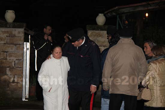 La zia della vittima accompagnata da un carabinieri