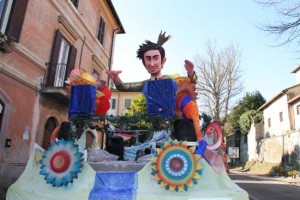 <p>Il carro di Carnevale dedicato a Mengoni</p>