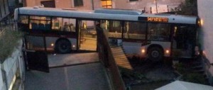 L'autobus andato fuori strada