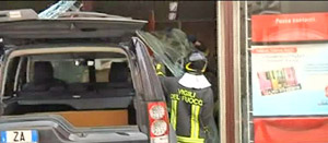 Il Suv entrato in banca