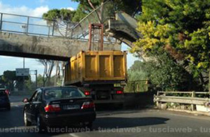 Il ponte pedonale crollato sulla Flaminia