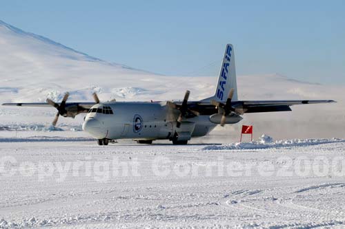 C130 in atterraggio sulla pista della base