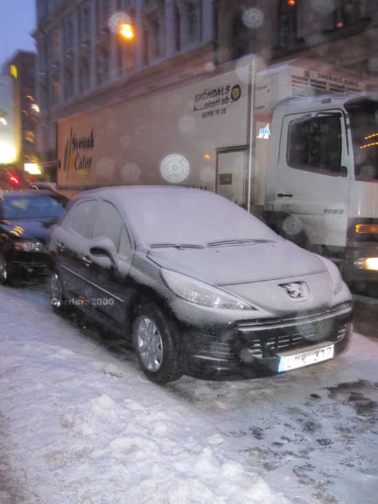 Automobili completamente coperte di neve