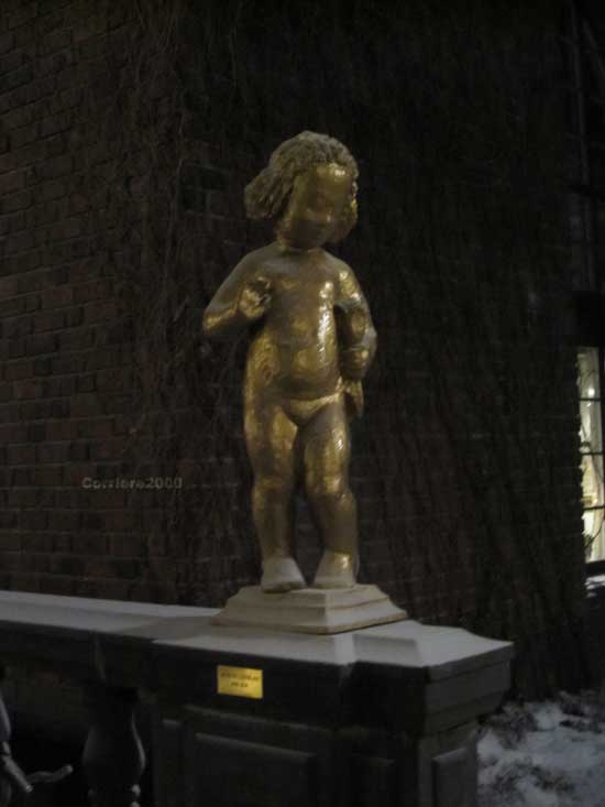 La piccola statua all'ingresso dello Stadshuset, il palazzo comunale