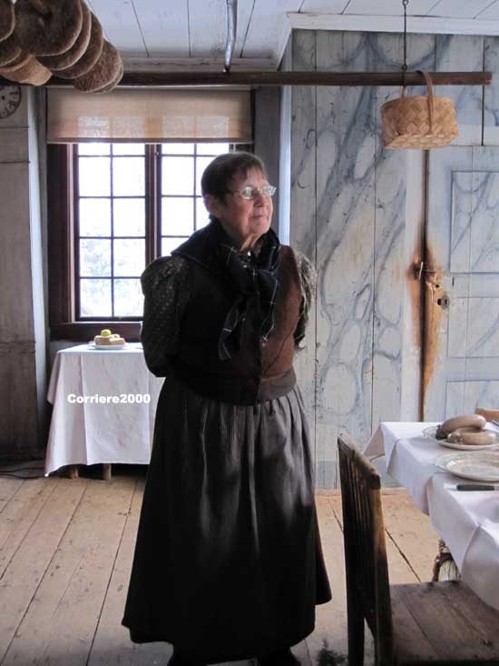 Una guida turistica vestita in abiti tradizionali