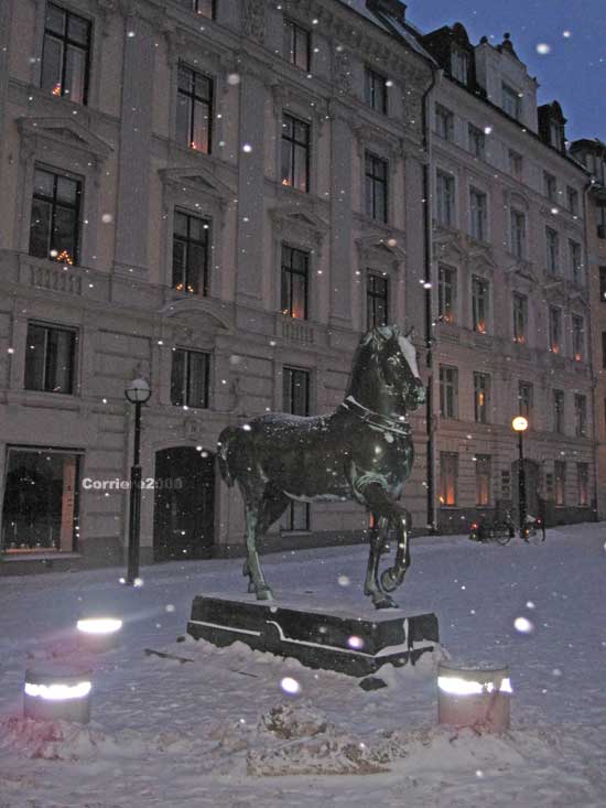 Un cavallo tra i fiocchi di neve