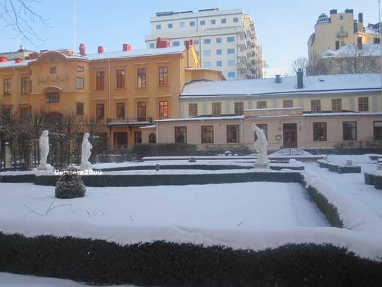 Un giardino coperto di neve
