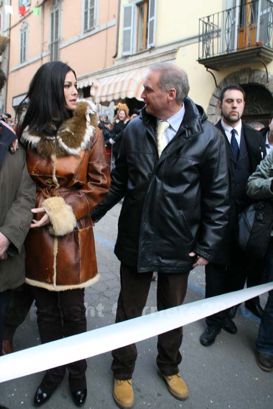 Manuela inaugura il corso dei carri