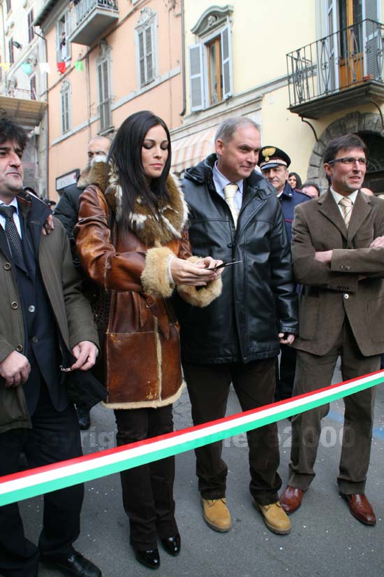 Manuela inaugura il corso dei carri