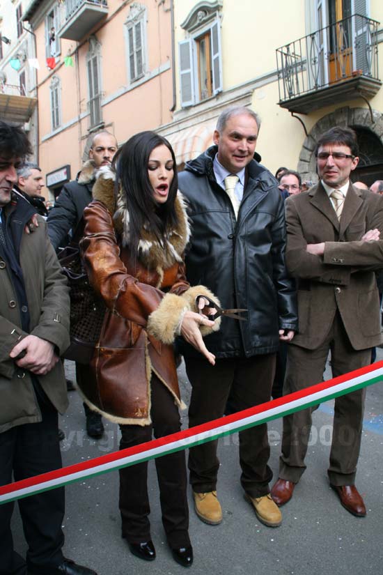 Manuela inaugura il corso dei carri