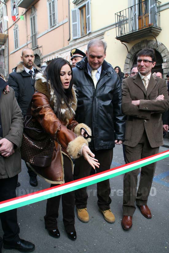 Manuela inaugura il corso dei carri