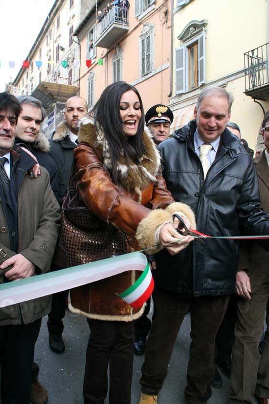 Manuela inaugura il corso dei carri