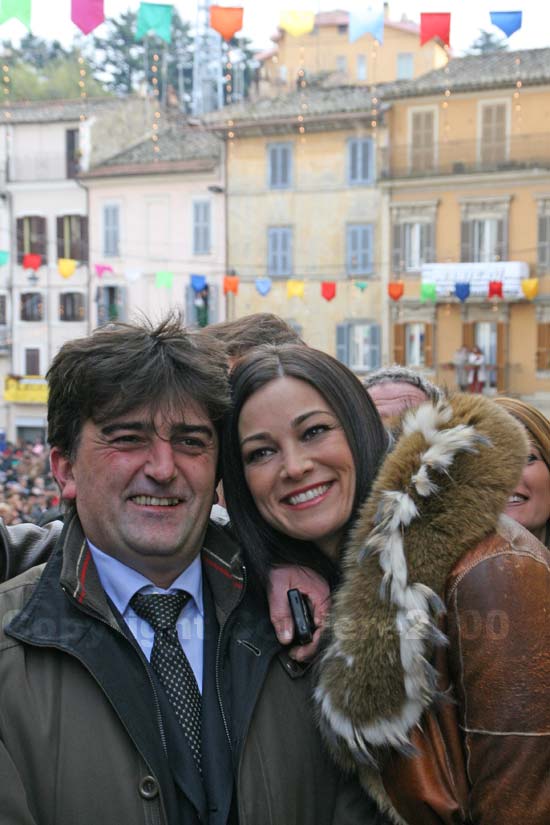 Manuela Arcuri con l'assessore regionale Mancini