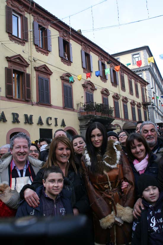 Manuela in piazza con i ronciglionesi