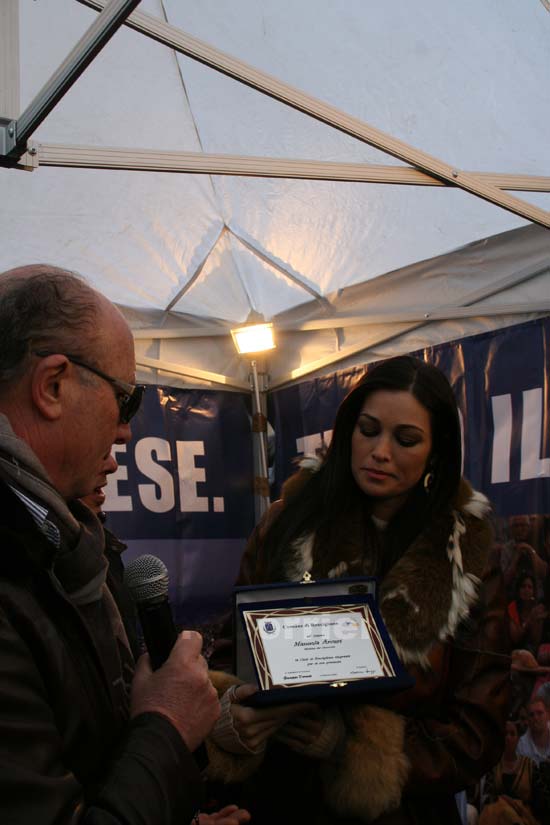 Il sindaco consegna una targa