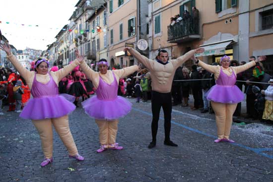 Una compagnia di danza classica... un po' in sovrappeso... 