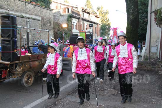 Il corpo di ballo maschile del Moulin Rouge
