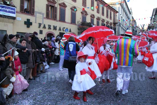 L'ingresso trionfale delle Mary Poppins in piazza