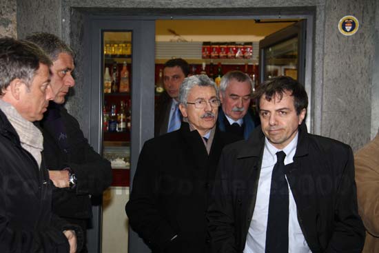 Gli amici al bar se ne vanno