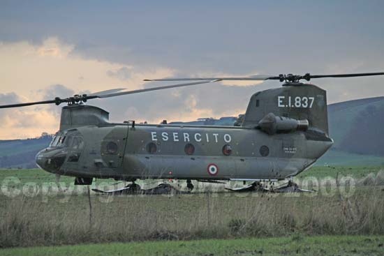 Arriva il Chinook per recuperare l'Ab 206