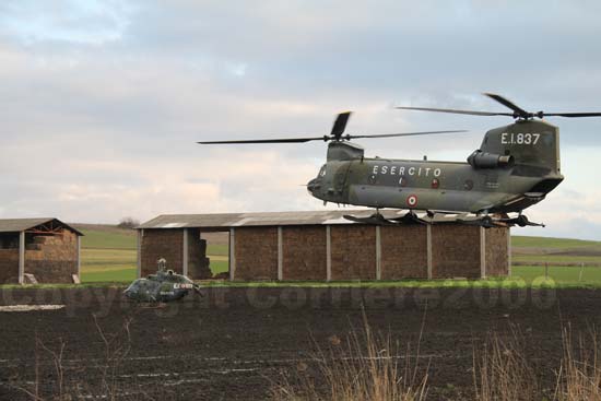 Il Chinook sposta sull'imbracatura l'Ab 206