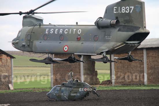 Il Chinook sposta sull'imbracatura l'Ab 206