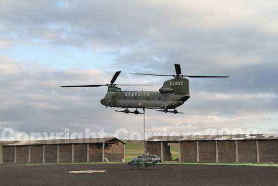 Il Chinook sposta sull'imbracatura l'Ab 206