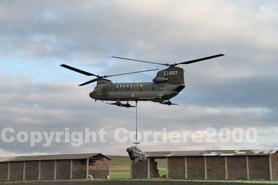 Il Chinook sposta sull'imbracatura l'Ab 206