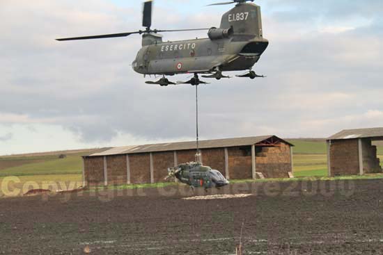 Il Chinook sposta sull'imbracatura l'Ab 206