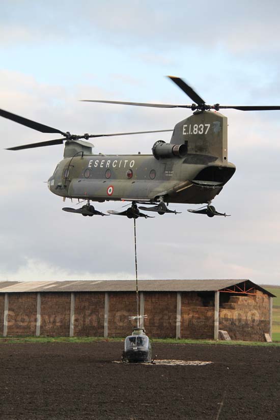 Il Chinook sposta sull'imbracatura l'Ab 206
