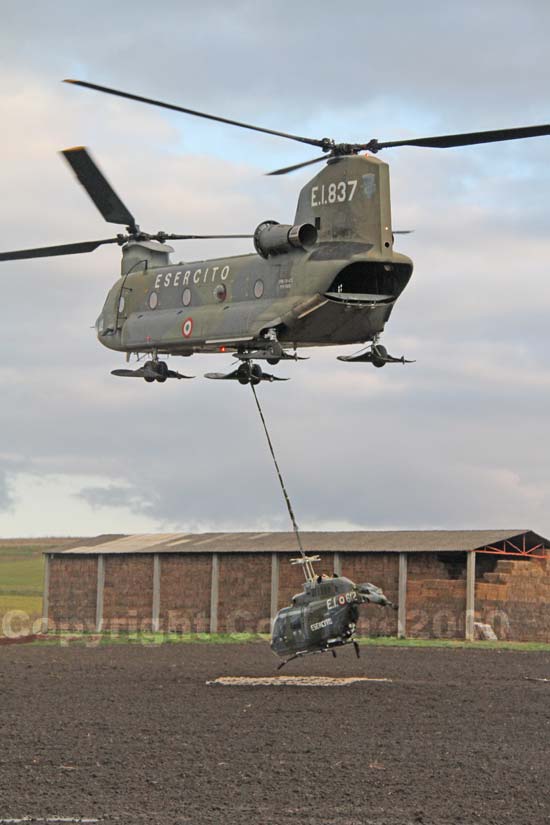 Il Chinook sposta sull'imbracatura l'Ab 206