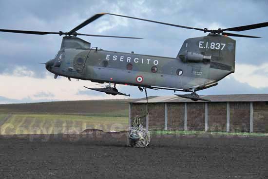 Il Chinook solleva l'Ab 206 e lo riporta nella caserma della Aves