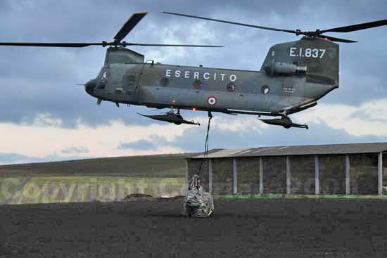 Il Chinook solleva l'Ab 206 e lo riporta nella caserma della Aves