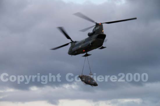 Il Chinook in volo con l'Ab 206