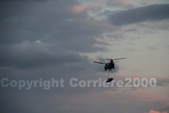 Il Chinook in volo con l'Ab 206