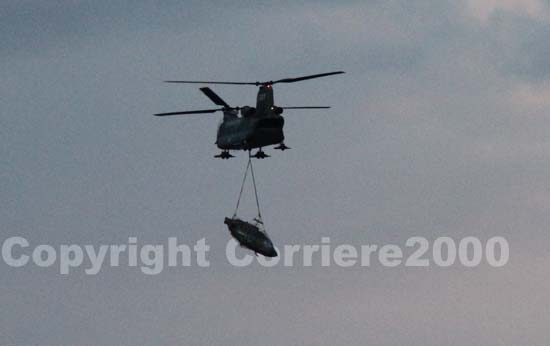 Il Chinook in volo con l'Ab 206