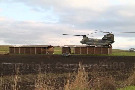 Il Chinook sposta sull'imbracatura l'Ab 206