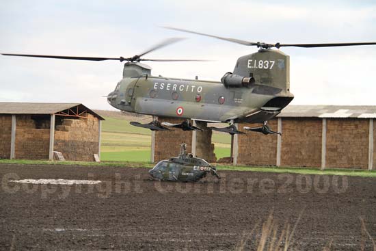 Il Chinook sposta sull'imbracatura l'Ab 206