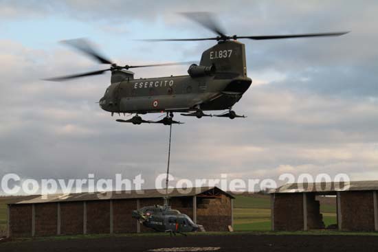 Il Chinook sposta sull'imbracatura l'Ab 206