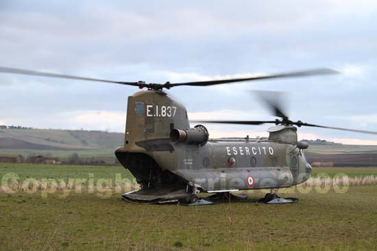 Il Chinook si solleva in volo per il recupero definitivo
