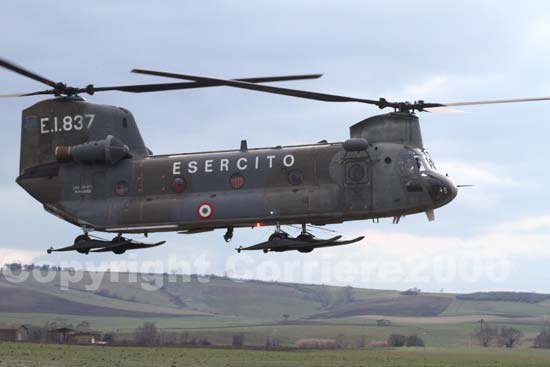 Il Chinook si solleva in volo per il recupero definitivo