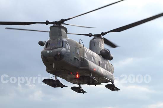 Il Chinook si solleva in volo per il recupero definitivo