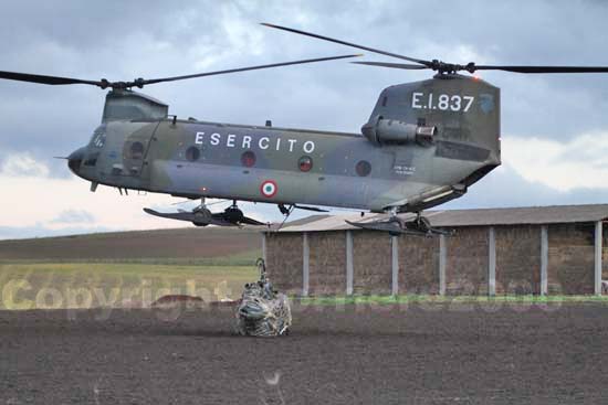 Il Chinook solleva l'Ab 206 e lo riporta nella caserma della Aves