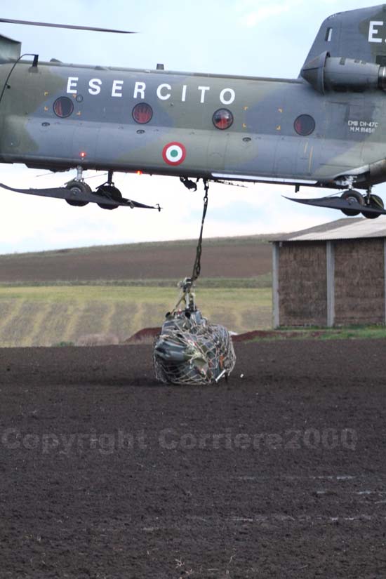 Il Chinook solleva l'Ab 206 e lo riporta nella caserma della Aves