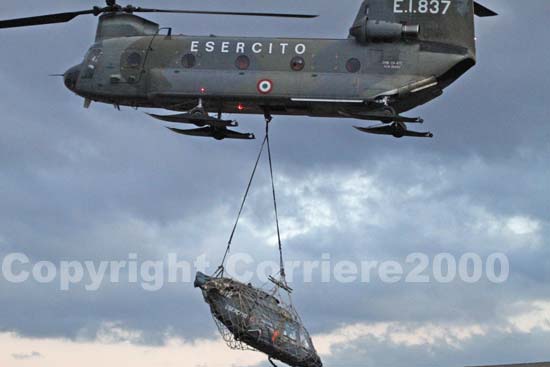 Il Chinook solleva l'Ab 206 e lo riporta nella caserma della Aves