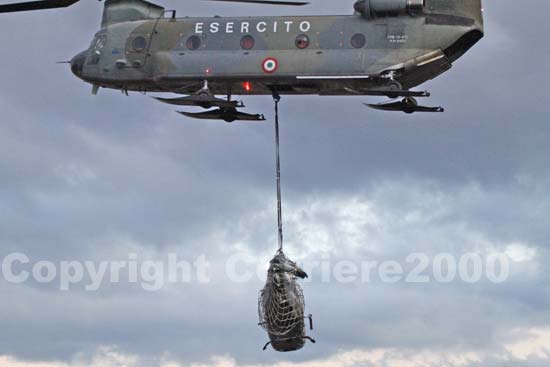 Il Chinook solleva l'Ab 206 e lo riporta nella caserma della Aves