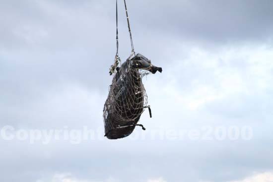 Il Chinook solleva l'Ab 206 e lo riporta nella caserma della Aves