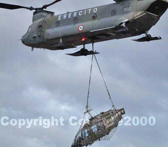 Il Chinook solleva l'Ab 206 e lo riporta nella caserma della Aves