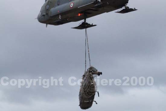 Il Chinook in volo con l'Ab 206