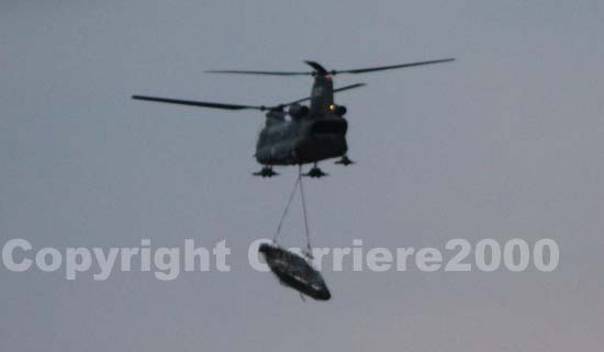 Il Chinook in volo con l'Ab 206